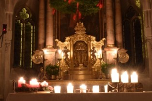 altar mit kerzen by florian neuner pfarrbriefservice