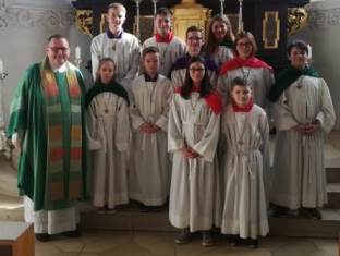 Ministranten in bunten Gewändern